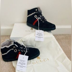 Gucci Authentic Boys navy blue suede. Fur lined lace up sneaker. Size 32